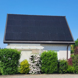 Straßenansicht einer Dachfläche mit Photovoltaikanlage auf dem Dach