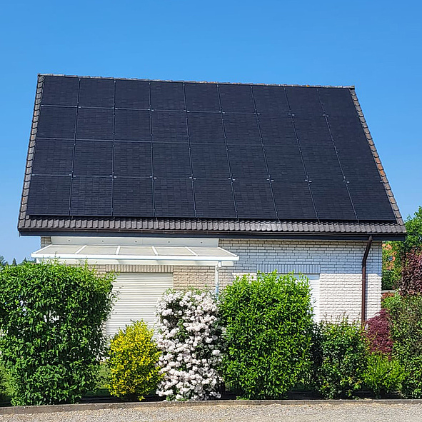 Straßenansicht einer Dachfläche mit Photovoltaikanlage auf dem Dach