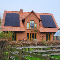 Klinkerhaus mit Photovoltaikanlage, Gartenansicht