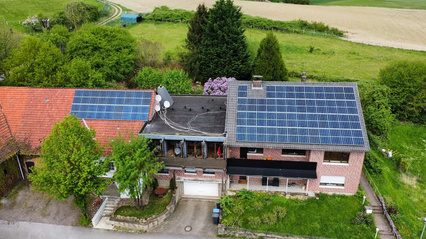 Mietshaus mit Photovoltaik auf dem Dach