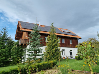 Seitenansicht eines Einfamilienhauses mit Photovoltaik auf dem Dach