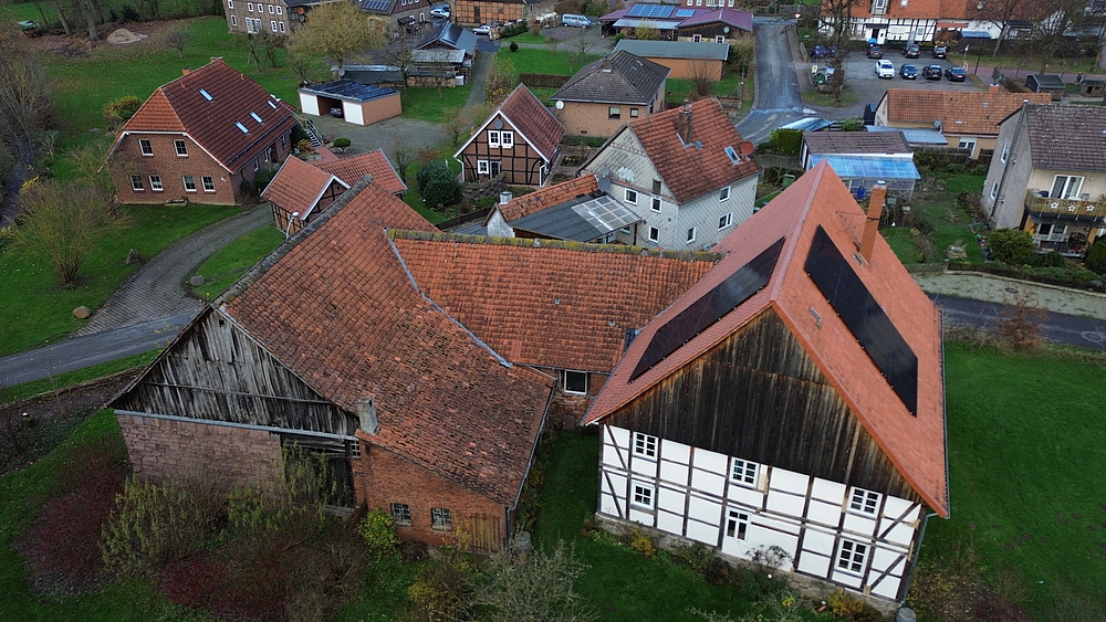 Drohnenaufnahme von Fachwerkhausensemble mit Photovoltaikanlage n