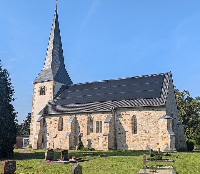 Photovoltaikanlage auf dem Dach der Kirche