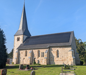 Photovoltaikanlage auf dem Dach der Kirche