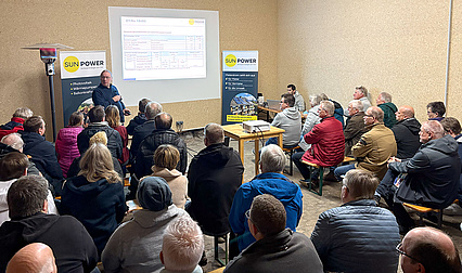 gut gefüllter SUNPOWER-Vortragsraum