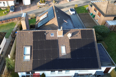 Drohnenaufnahem einer großen Dachfläche eines freistehendes Hauses mit Photovoltaik