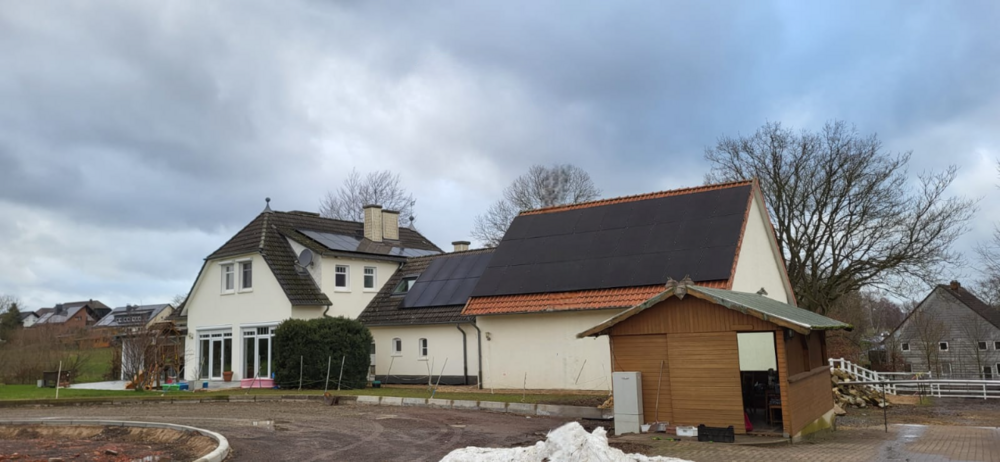Einfamilienhaus mit Anbauten und mit Photovoltaikanlage auf dem Dach