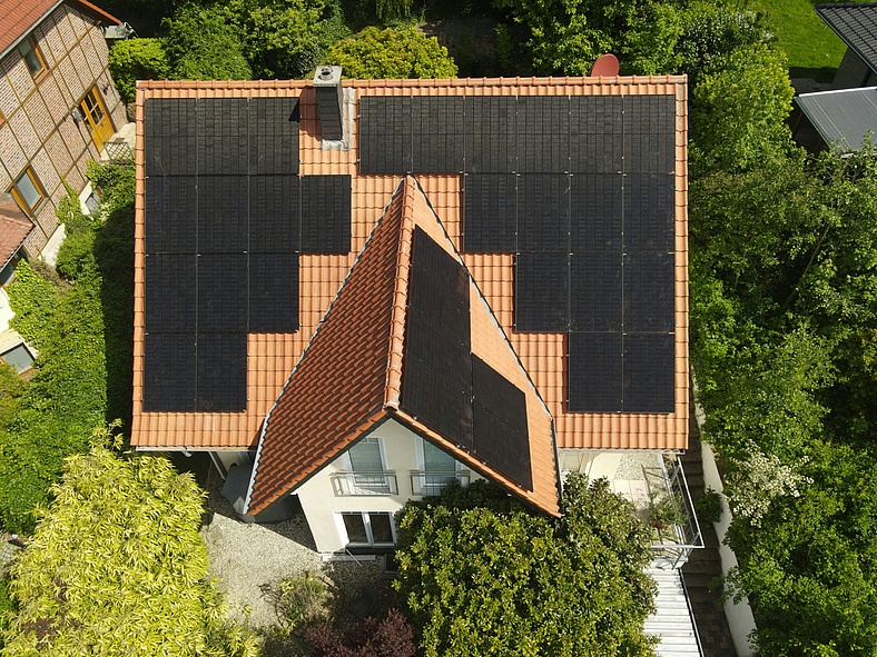 Drohnenaufnahme eines Satteldachs mit Photovoltaik