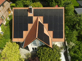 Drohnenaufnahme eines Satteldachs mit Photovoltaik