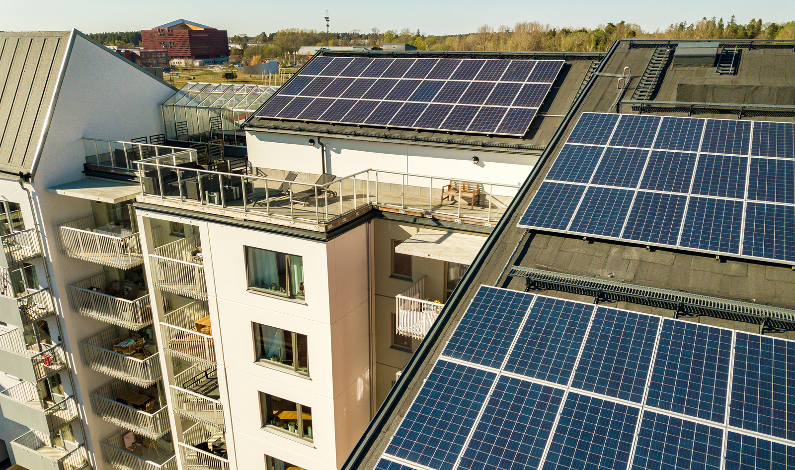 Solarpanele auf dem Dach eines Mehrfamilienhauses