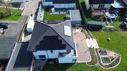 Drohnenaufnahme von Walmdach mit Photovoltaikanlage