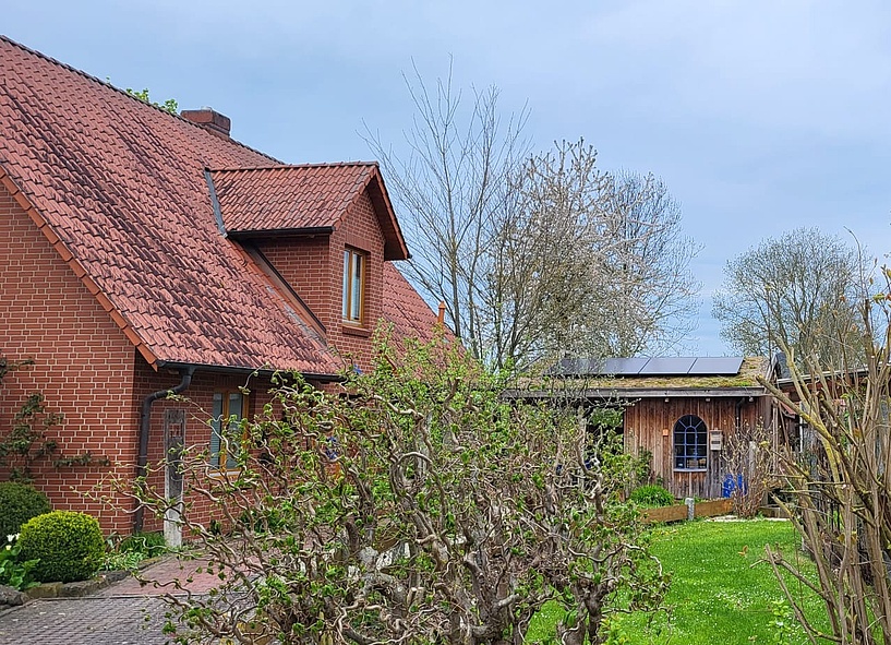 Begrünte Garage mit Photovoltaikanlage