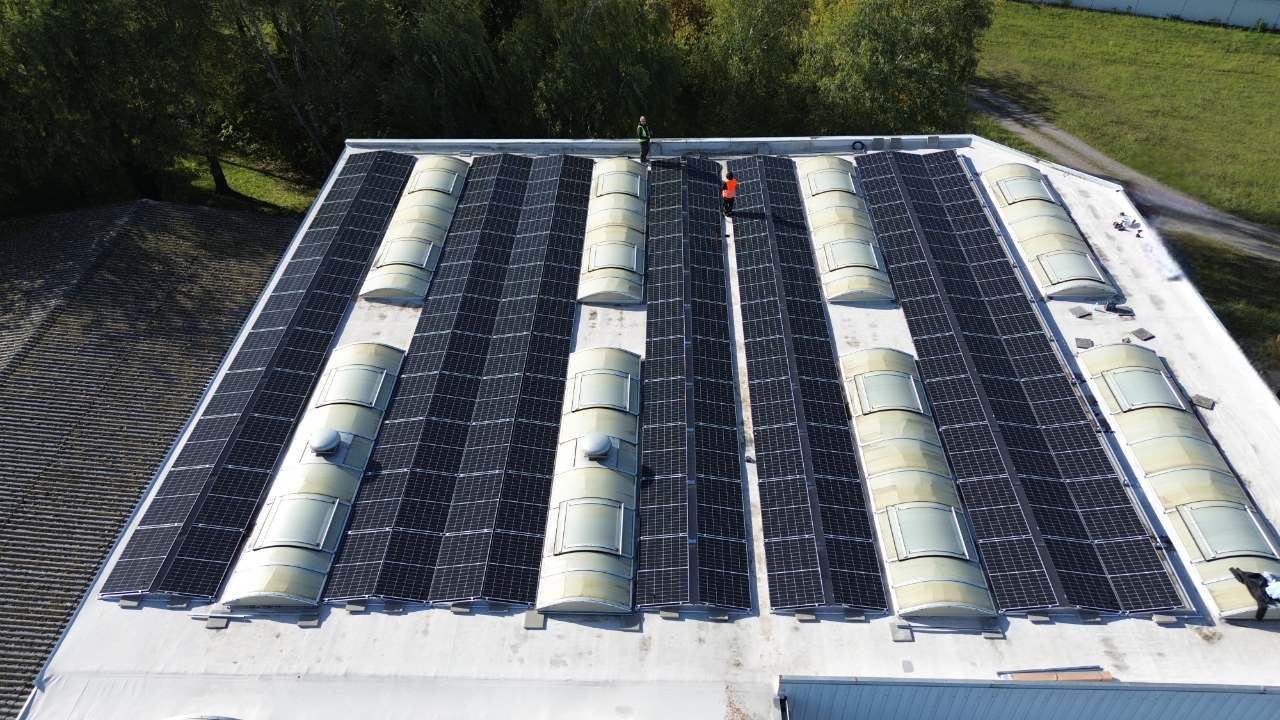 Aufsicht auf ein Industriedach mit Photovoltaikanlage