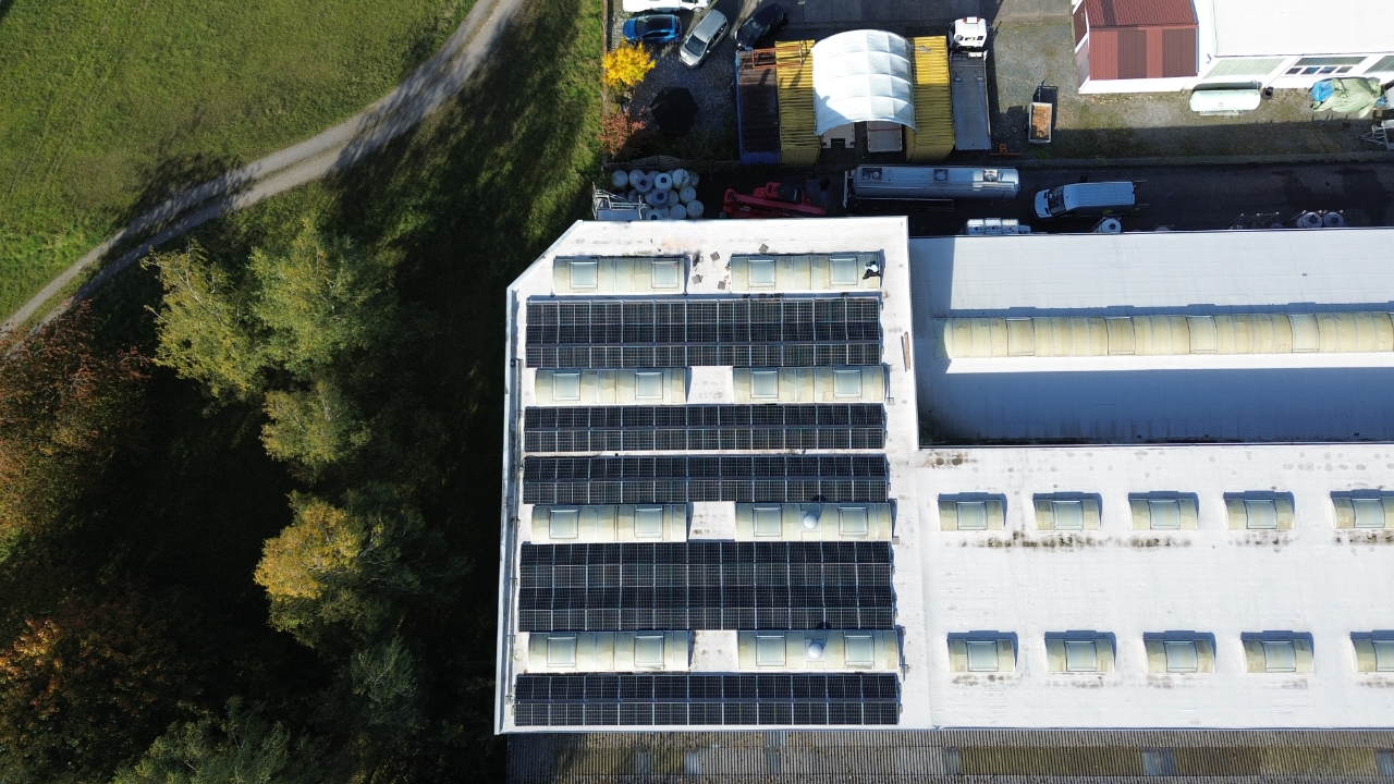 Drohnenaufnahme eines Industriedachs mit Photovoltaikanlage