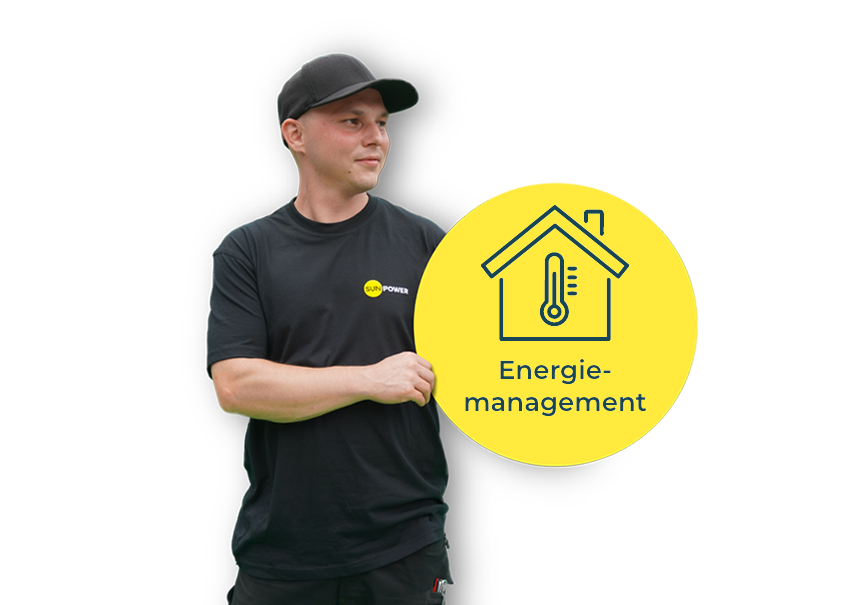 Mitarbeiter aus dem SUNPOWER Team hält gelbdne Kreis in der hand mit der Aufschrift 'Energiemanagement'