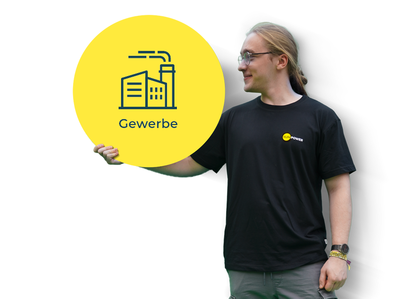 Mitarbeiter vom SUNPOWER TEam hält gleben Kreis in der Hand mit der Aufschrift 'Gewerbe'
