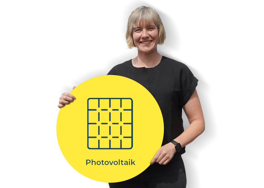 Mitglied aus Sunpower Team hält einen gelben Kreis mit einem Icon zum Thema Photovoltaik