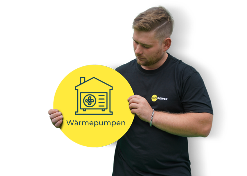 Mann aus SUNPOWER Team hält einen gelben Kreis in der Hand mit der Aufschrift 'Wärmepumpen'