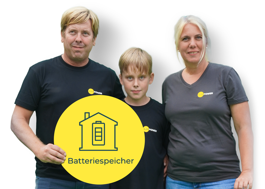 Ein Paar mit Sohn aus dem SUNPOWER Team halten einen gelben Kreis in der Hand mit der Aufschrift 'Batteriespeicher'