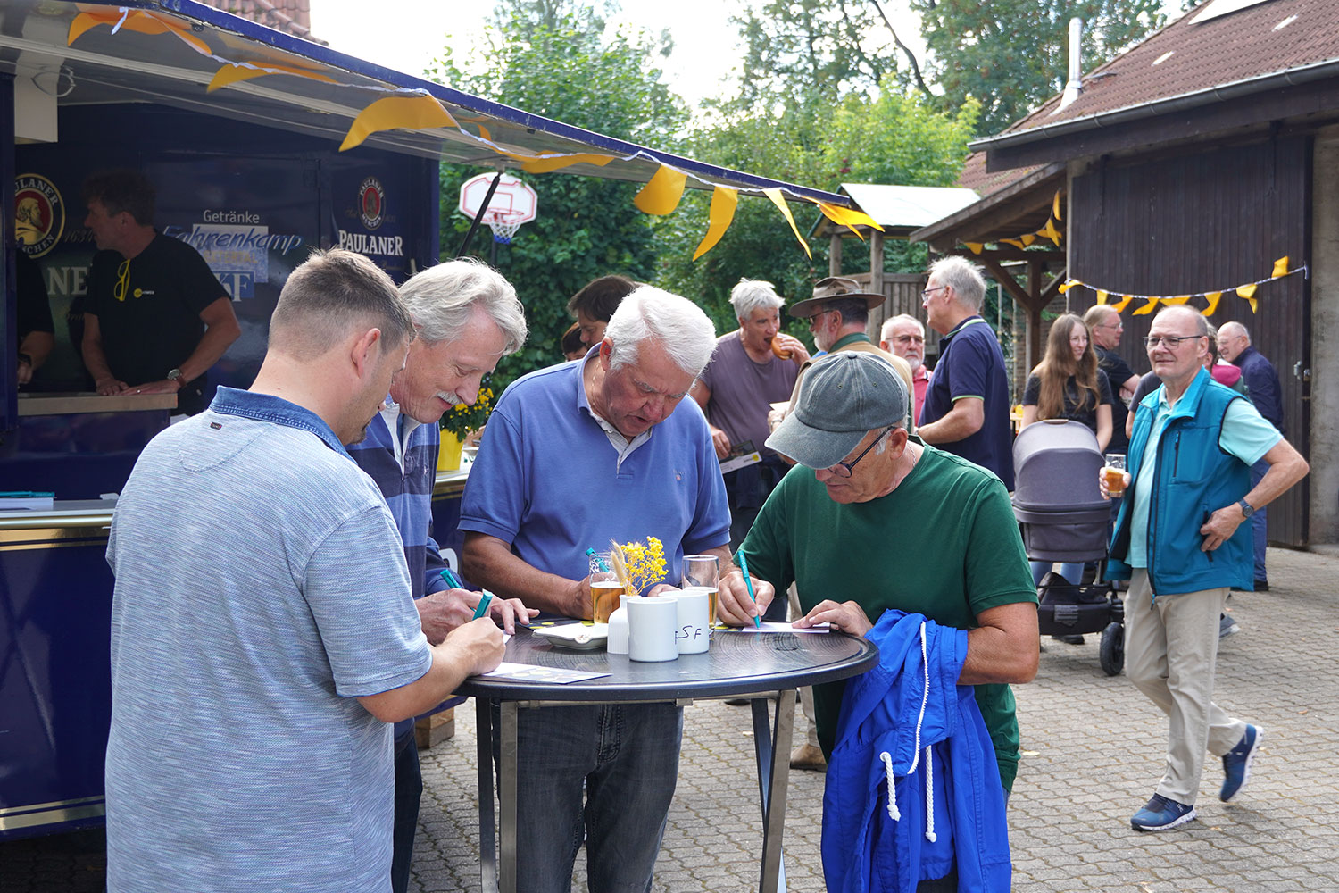 Besucher füllen Gewinnspielkarten aus