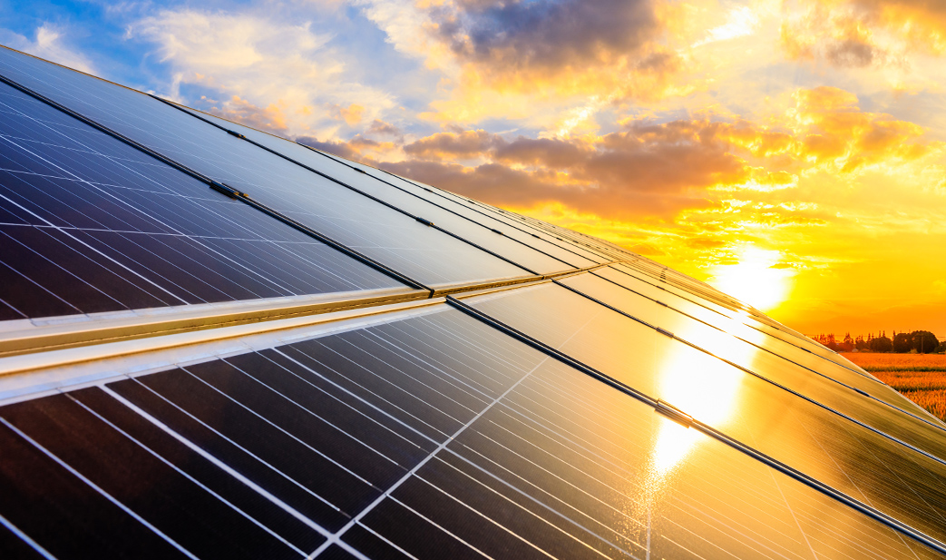 Solarkollektoren im Sonnenuntergang