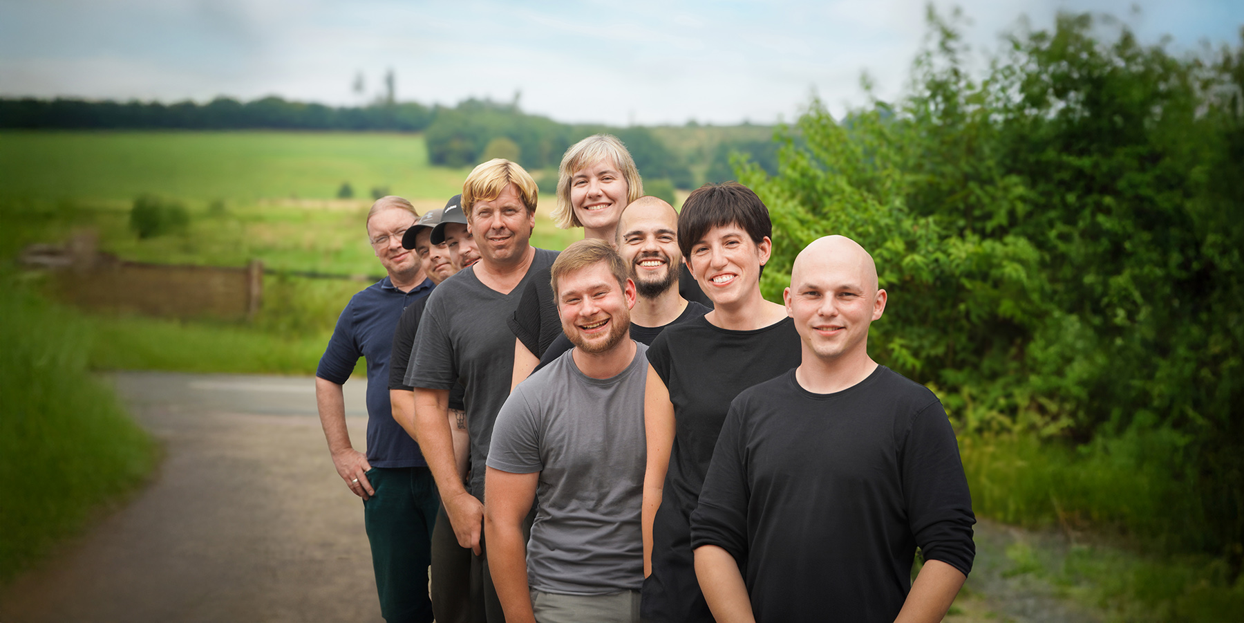 Das SUNPOWER Team steht draussen kompaakt zusammen und ist oberhalb der Hüfte zu sehen